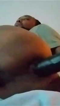Analnie penetrowany przez 11-calowy dildo