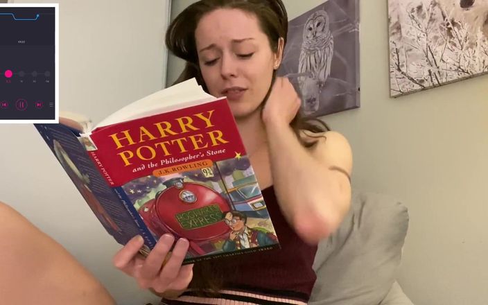 Nadia Foxx: Citind isteric Harry Potter (partea 2) cu un vibrator luxuriant în mine
