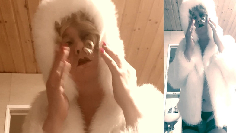 Trans fur bitch: レトロなトランスファーレディが胸と硬いペニス、そして射精を見せる