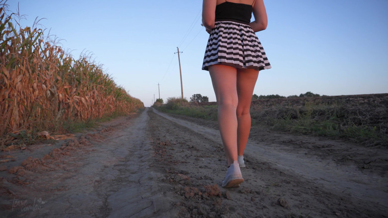 Teasecombo 4K: Gluren op heet Aziatisch meisje dat slipje toont onder rokfantasie