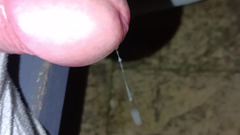 Rockardglans: Ночное время с большим членом, сквиртующим спермой в пабе Гардене в ночное время - Rockardglans