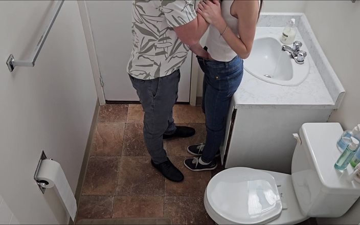 Ohseehere: Schüler ficken auf der toilette