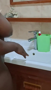 Después de un baño de reinas, mi esposo no sospecharía que mi hermanastro tuvo sexo conmigo