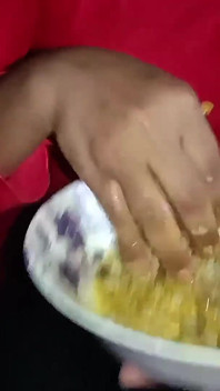 Hintli kadın Tasneem ve erkek arkadaşı ilk kez domalarak anal seks yapıyor