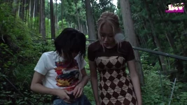 Sarışın ve koyu saçlı güzel kadın açık gökyüzünün altında vahşi tutkuyu paylaşıyor -b