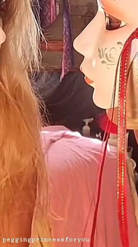 Mareslut prépare pour un gode ceinture XXL, Lampwick, avec Carmen Harnais de Mrhankeystoys