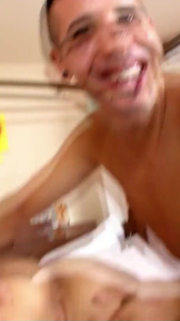 Sexy macecha Emy svádí nevlastního syna a dostane sperma na kozy