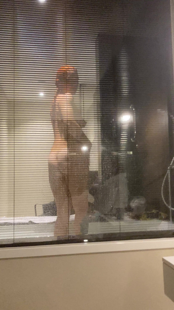 Hairy couple: Neviditelná kamera v hotelové koupelně, sledujte těhotnou zrzku v hotelové...