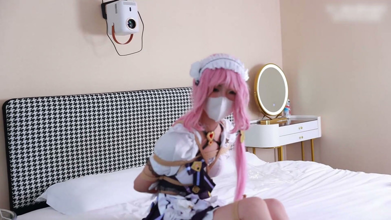 Asian bondage: Jue Se gra dziewczynę biegnącą boso, przywiązaną do wiszącego krzesła,...