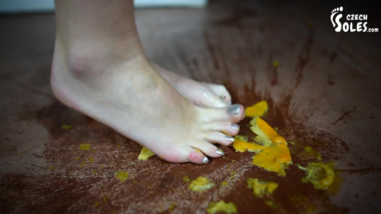 Czech Soles - foot fetish content: Je écrase les fruits et tu me lèches les pieds !