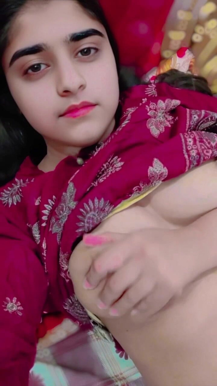 Fuckkkker: Nettes mädchen fickt ihre muschi mit den fingern beim videoanruf...
