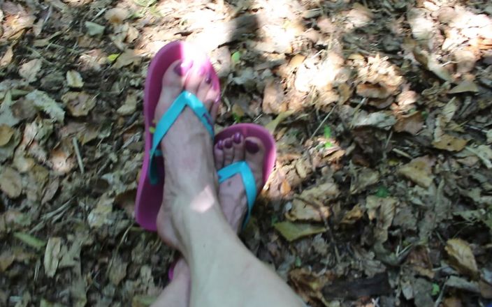 Lilly Disgrace: Kaki banci di hutan