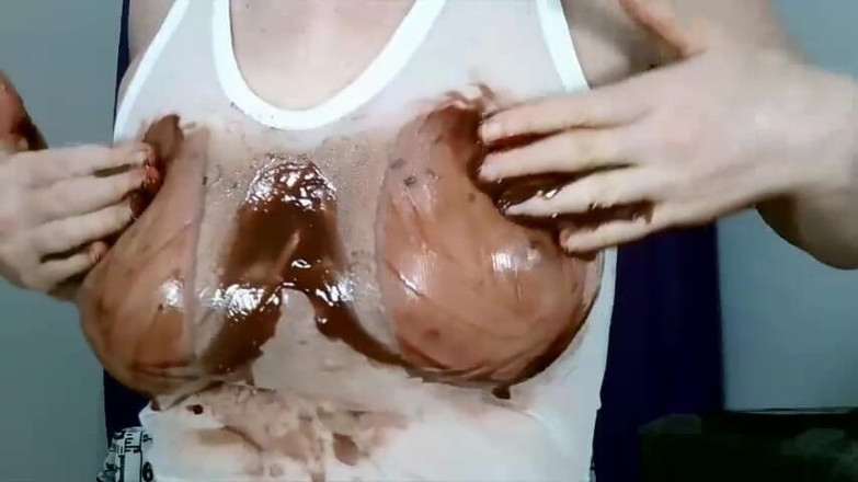 Brazilian_Miss: Tetas, tetas y pezones mojando con chocolate