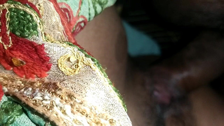 hotsimran70: Deshi Bhabhi plná romantika s manželem venku