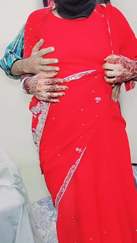Une bhabhi desi à forte poitrine se fait sodomiser debout dans un sari