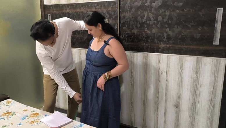 Desi chudai hub: Puja Bhabhi Fuck with Tailor for Stitching a Dress Free...