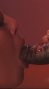 黑发饥渴熟女在被操之前吮吸大鸡巴