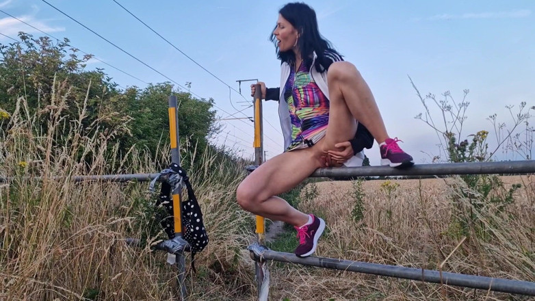 Nicky Brill: Açık havada çıplak ve işeme derlemesi Nicky Brill