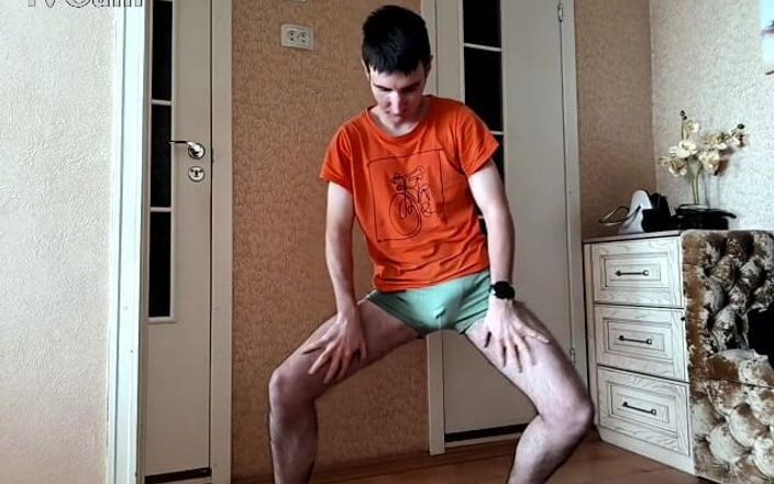 webcamboy98: Nahý chlapec třese ptákem a výstřiky s vibrátorem
