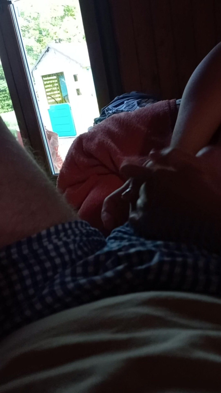 Handjob Passion: Melancap di sofa mengusik sudut pandangan pertama - zakar keluar dari...