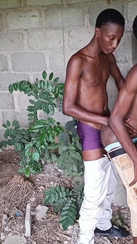 Dwa honey twink jebanie na zewnątrz został złapany przez ulicznych bandytów