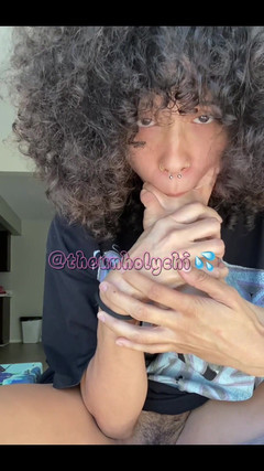 theunholychi: Jilat memek dan kencing di sekujur kaki lembut ini