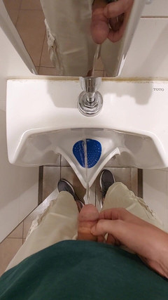 CosmicKastaway: Meando en un urinario
