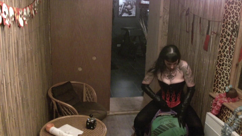 Domina Lady Vampira - SM Studio Femdom Empire: Diamati dan dihukum sama majikan dengan leathergloves