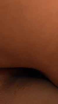 Une bhabhi indienne avec son serviteur à l’hôtel pour baiser
