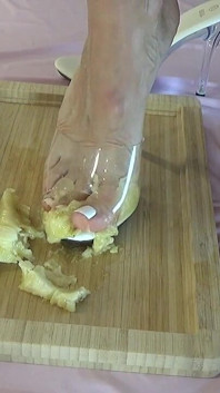 Schiaccia le banane con le mie belle gambe con i tacchi alti