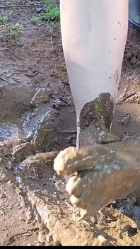 Descalzo chorros y jugando en el barro, pies sucios