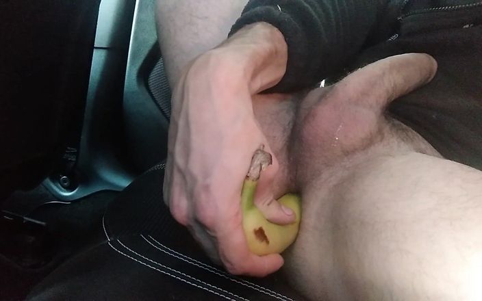 Arg B dick: 車の中で巨根の男は、小さなおもちゃで彼の肛門を訓練し、バナナの半分を挿入し、それが好きで絶頂します