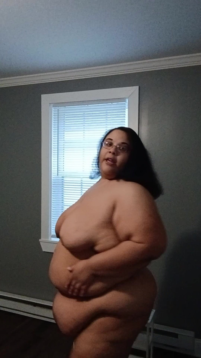Jessica pigslut: Rellenando mi cara con pastelitas mientras está desnuda