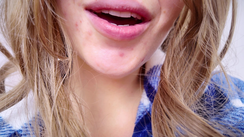 Mrs Wetslavs: Une MILF pulpeuse chevauche un gode. Gros seins qui rebondissent.