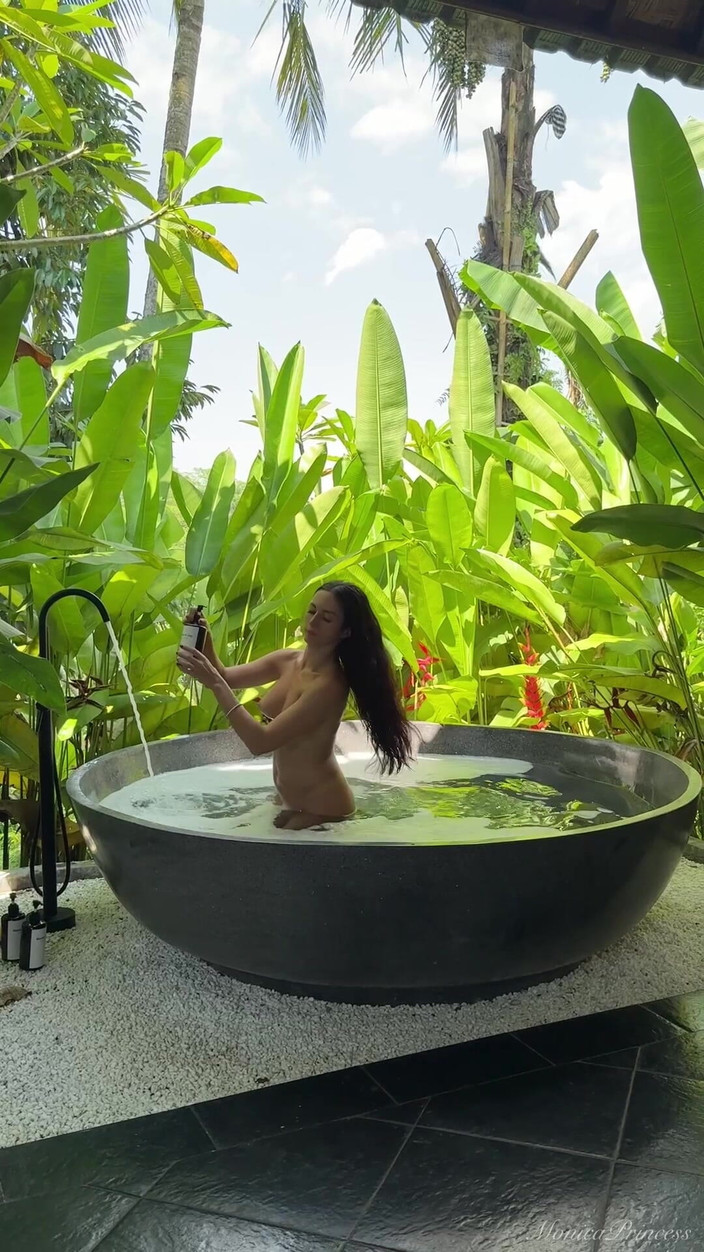 Princess Monica: Berbuat nakal bareng aku di hutan sambil bugil!