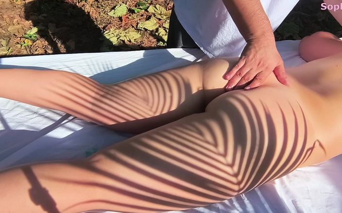 Sophie HelenAss: Hete blondine bedriegt haar man met de masseuse!