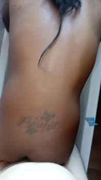 Chica negra chupa polla blanca y folla en cuatro