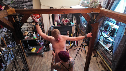 The Izars: Госпожа Izar и латексный пузырь в подземелье