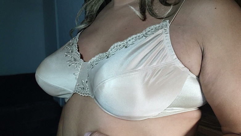 Only bras: Ho registrato questo video della mia matrigna matura prima di...
