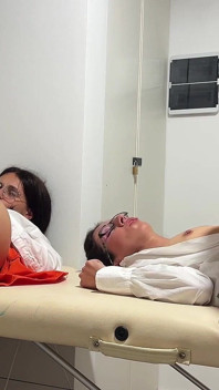 As estudantes Katty West e Kate Rich baixaram a guarda durante o check-up de rotina com ginecologista