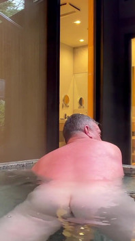 Berbogel dan masuk ke dalam tab mandi panas.