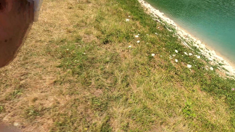 Matthew Fox Be: Submissa gêmea é fodida em pêlo perto de um lago