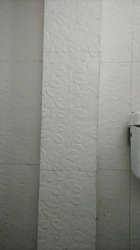 अब तेल से सनी नृत्य दिखा रही है।