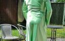 Sissy in satin: Sissy tgirl in sexy groene satijnen jurk