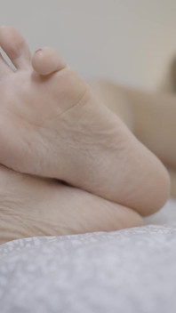 Peituda loira milf lubrifica lentamente seus pés macios