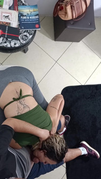 Bu arada dişçinin bekleme odasında.