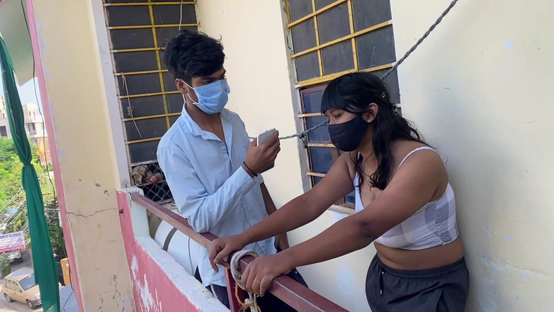 Indian Teen Girl's: Venkovní sex nevlastního bratra a nevlastní sestry za dveřmi Romantika...