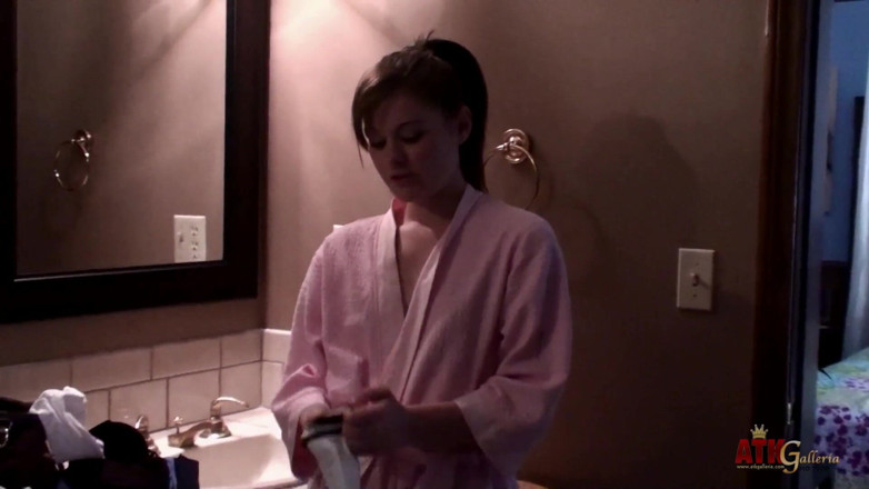 ATKIngdom Fans: Angel changing her clothes