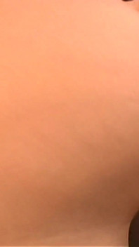 해변에서 피어싱된 보지를 따먹는 핫한 금발