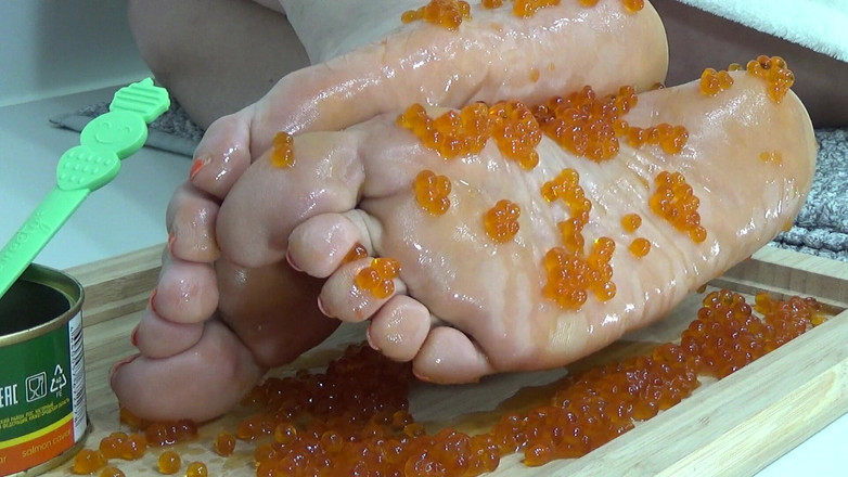 AnnaBUST: Kaki MILF keriput dengan kaviar merah